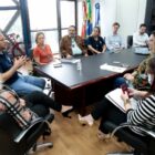 Prefeito, em seu gabinete, reunido com sindicalistas e autoridades