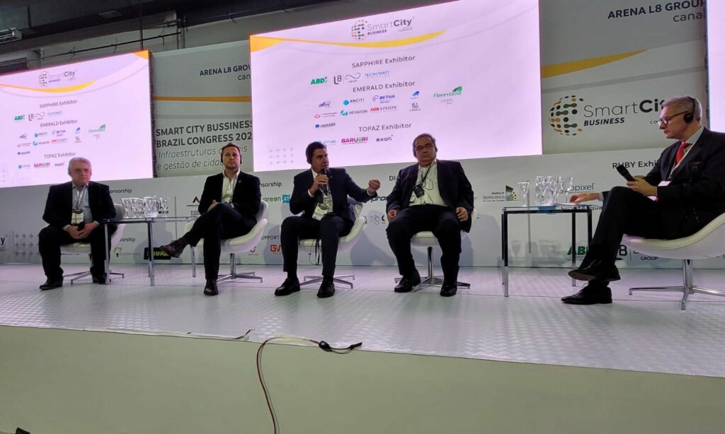 Prefeito representa Joinville em congresso nacional de cidades inteligentes