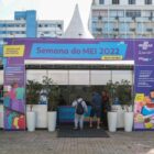 Tenda montada em praça para atender empreendedores