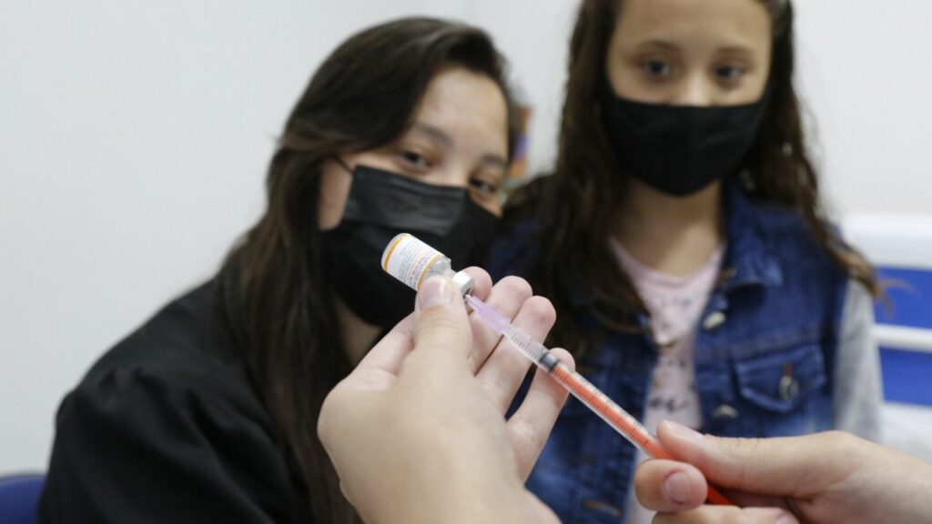 Adolescentes entre 12 e 17 anos podem receber dose de reforço contra a Covid-19 em Joinville
