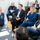 Prefeito, vice-prefeita, ministro, secretários e vereadores em reunião na prefeitura