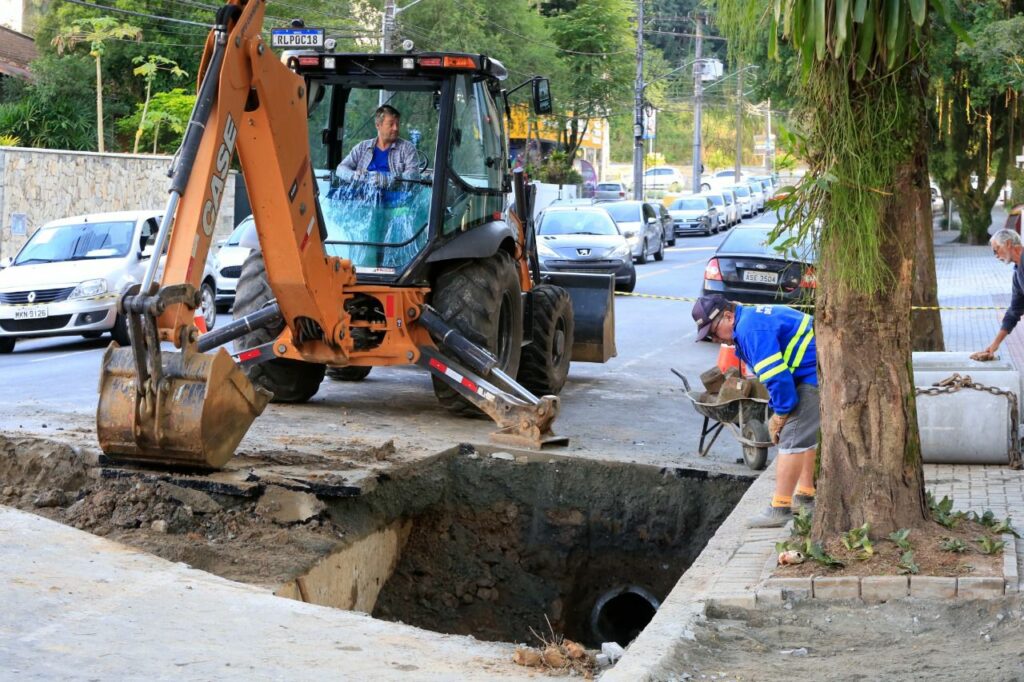 Prefeitura faz manutenção em galeria na rua Fernando de Noronha