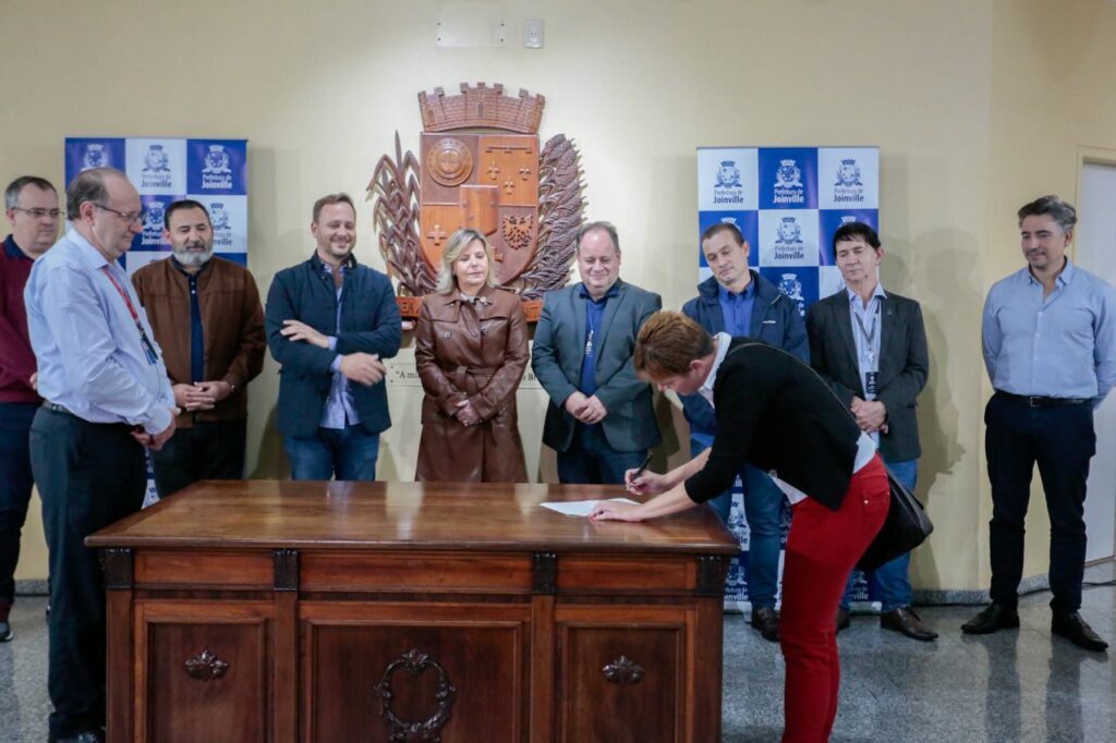 Assinados os primeiros contratos de empréstimo do Programa de Microcrédito de Joinville