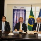 presidente da CAJ durante assinatura com agência francesa