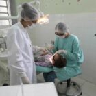 atendimento odontológico de uma criança