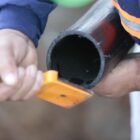 Trabalhador segura equipamento em obra de nova rede