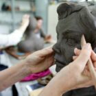 Pessoa trabalha em peça artesanal de cerâmica