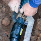 Homem segura equipamento em obra