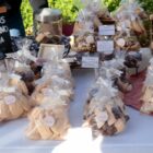 Foto de produtos artesanais em uma barraca de feira livre
