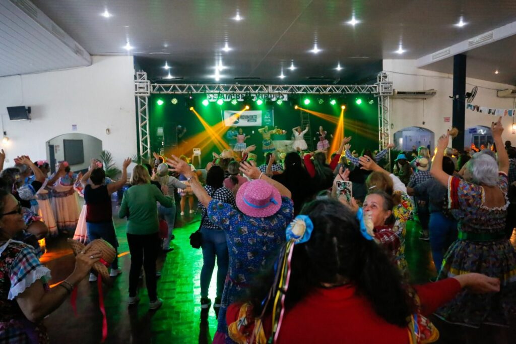 Festa junina reúne centenas de participantes do programa Movimenta Joinville