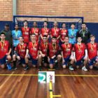 Equipe de handebol masculino classificada posa para foto