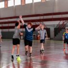 Meninos jogam handebol em quadra