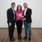 Presidente do Ipreville, aposentada e prefeito Adriano Silva posam para foto