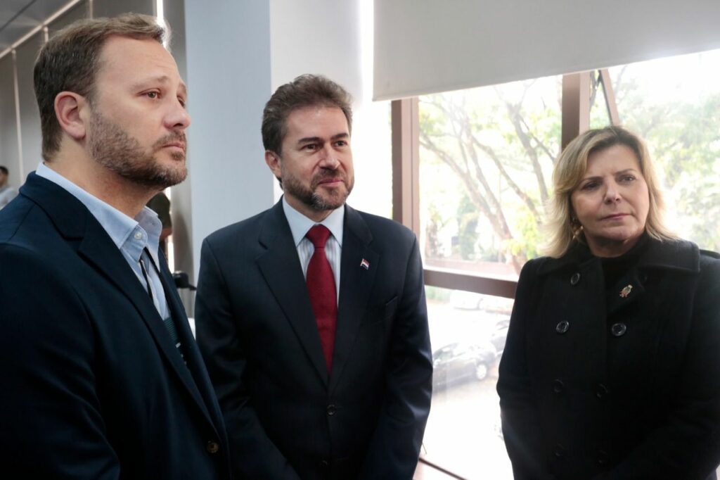 Prefeito Adriano Silva recepciona ministro da Indústria e Comércio do Paraguai