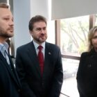 Prefeito Adriano Silva, ao lado do ministro paraguaio, ao lado da vice Rejane Gambin