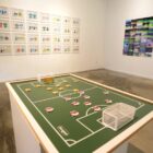 Gravuras e mesa de futebol de botão em galeria da Casa da Cultura de Joinville