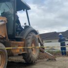 máquina retroescavadeira em obra da Companhia Águas de Joinville