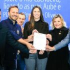 Prefeito e autoridades seguram papel com ordem de serviço para construção de nova ponte