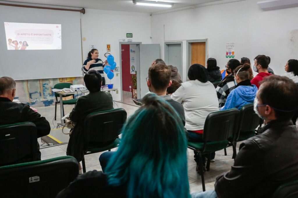 Famílias Acolhedoras participam de palestra no dia mundial do serviço