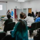 famílias acolhedoras assistindo a palestra