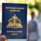 Pessoa segura na mão um passaporte haitiano