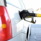 Bomba de combustível em tanque de carro sendo abastecido