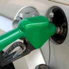 Imagem de um carro sendo abastecido com combustível