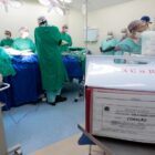 sala de cirurgia em hospital com profissionais realizando captação de dois corações no mesmo dia