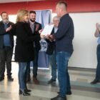 Prefeita em exercício Rejane Gambin entrega ordem de serviço para representante de construtora, observados por autoridades