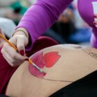 Gestante recebe pintura na barriga