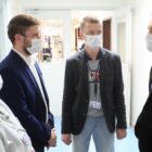 prefeito Adriano Silva durante visita ao Hospital São José