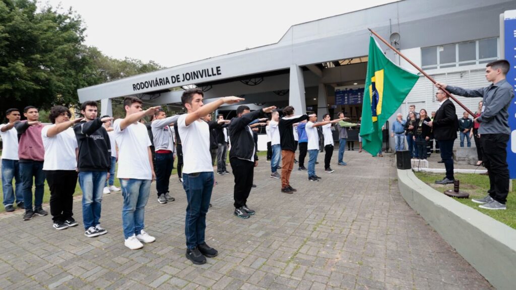 Jovens dispensados do Serviço Militar fazem Juramento à Bandeira na Junta Militar de Joinville
