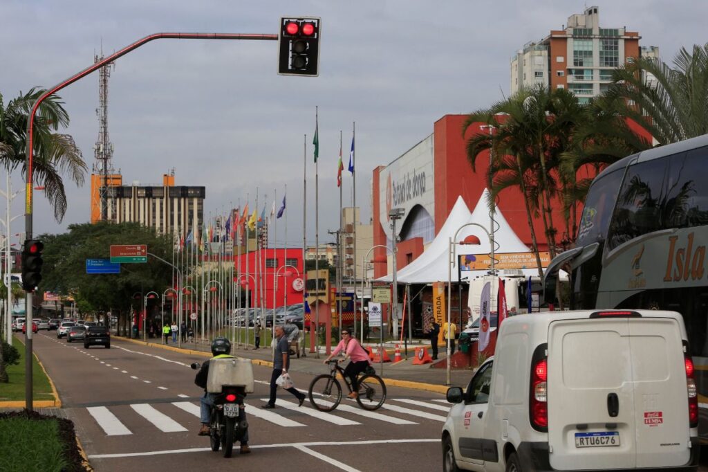 Semáforo em frente ao Centreventos Cau Hansen recebe equipamento para aumentar segurança na travessia de pedestres