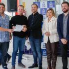 Prefeito, vice e autoridades seguram papel com ordem de serviço para obras