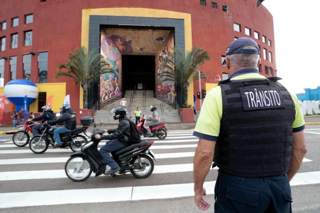 Agente de Trânsito em frente ao Centreventos Cau Hansen