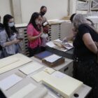 Visitantes observam documentos do Arquivo Histórico