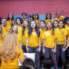 Coral de crianças se apresenta