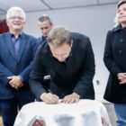 Prefeito Adriano Silva assina lei observado por outras autoridades
