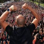 Imagem de uma atividade na Beira-Rio com grande público seguindo professor de dança em carro de som