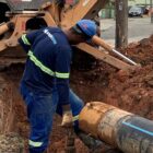 Homem trabalha em rede da Companhia Águas de Joinville