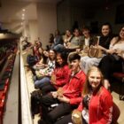 Alunos sentados em camarote do Festival de Dança