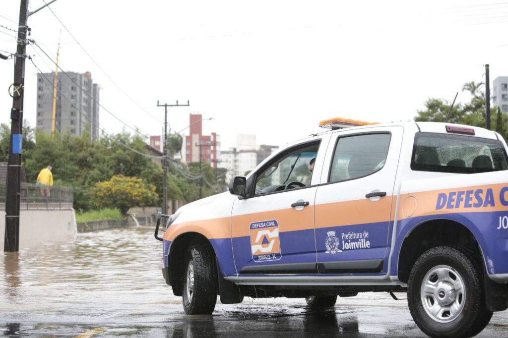 Joinville tem acumulado de chuva de 120 milímetros em 24 horas e registra pontos de alagamento