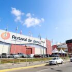 fachada do Centreventos com estrutura montada para o Festival de Dança