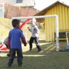 alunos de CEI de Joinville brincam em campo de futebol da unidade