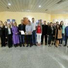 Membros do comitê das cidades irmãs posam para foto