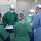Médicos e enfermeiros em sala de cirurgia durante procedimento