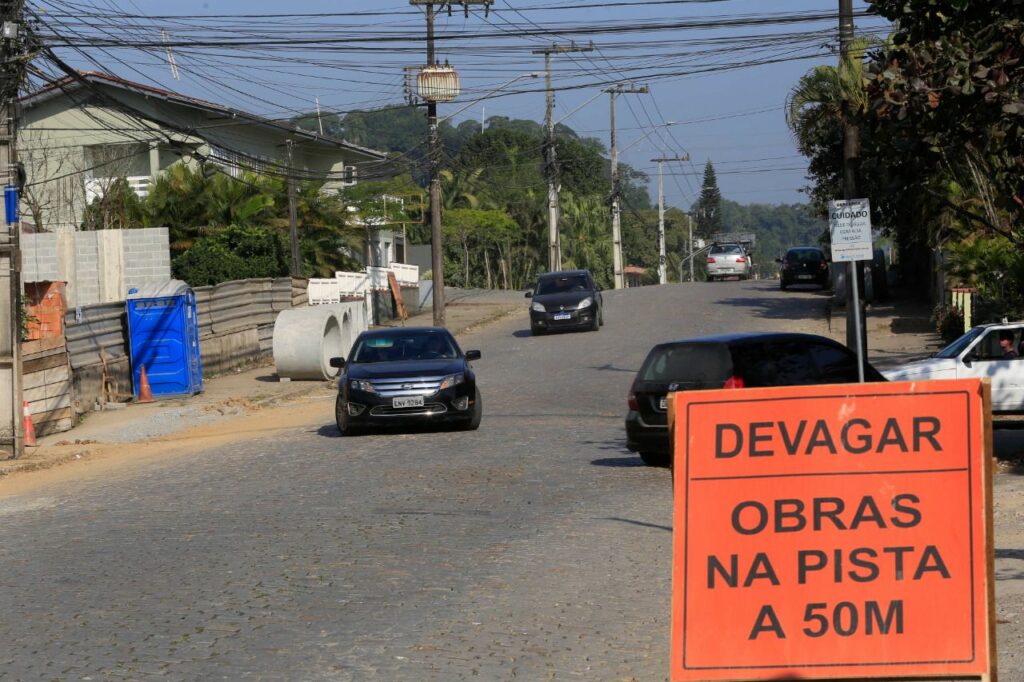 Implantação de caixa de drenagem modifica trânsito em trecho da rua Copacabana