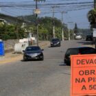 Foto da rua Copacabana, com placas de obras