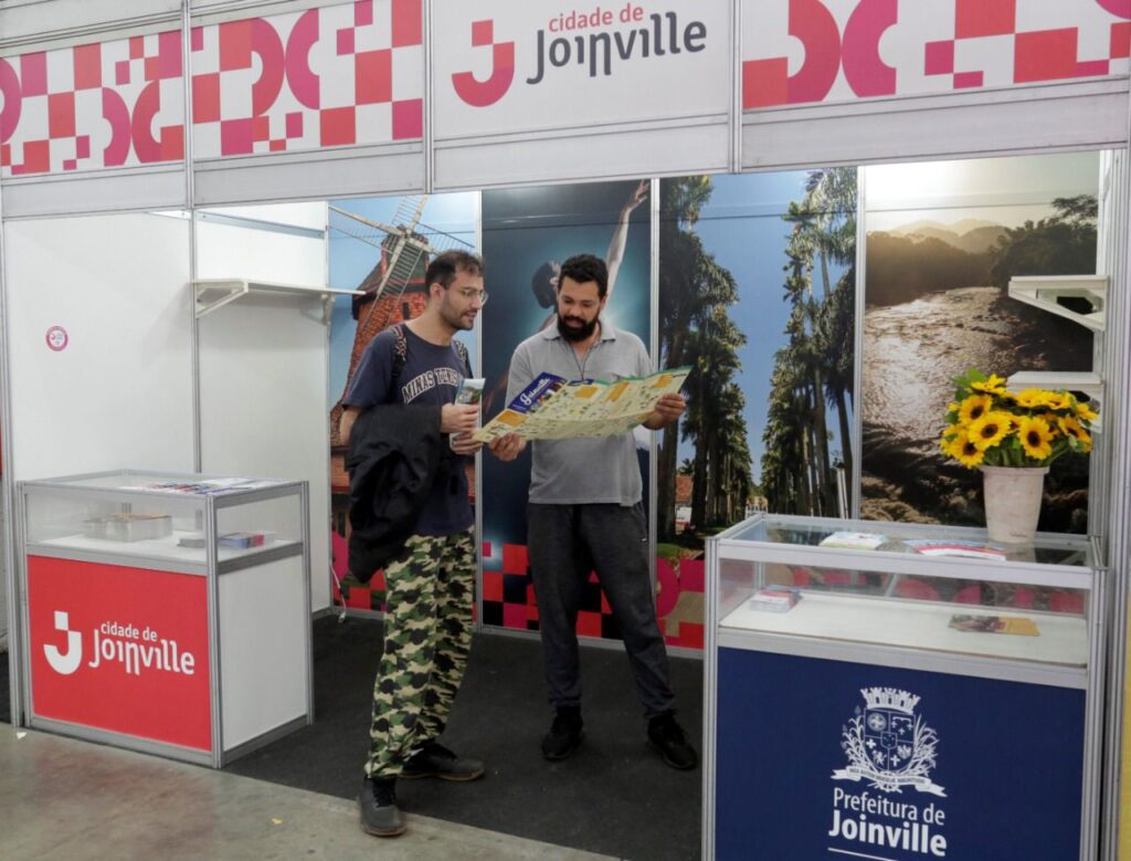 Prefeitura tem estande na Feira da Sapatilha para orientar turistas sobre atividades em Joinville