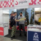 Turista é atendido por agente em estande da Prefeitura no Festival de Dança